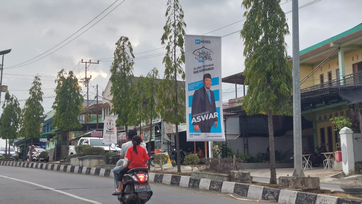 Baliho Muhammad Aswar yang mulai disebar di Kelurahan Lok Tuan. (Fitri Wahyuningsih/ Kaltim Today)